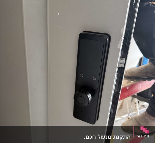 מנעול דיגיטלי מותקן על דלת אפורה